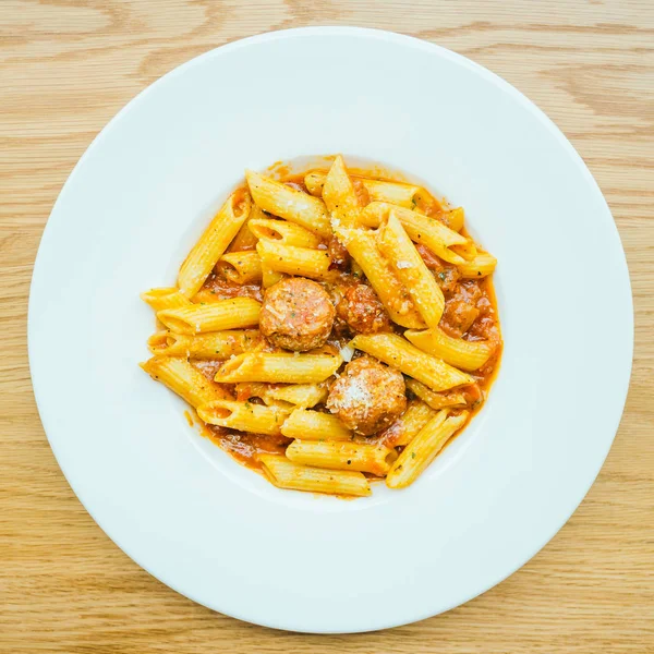 Köfte makarna sosu ile