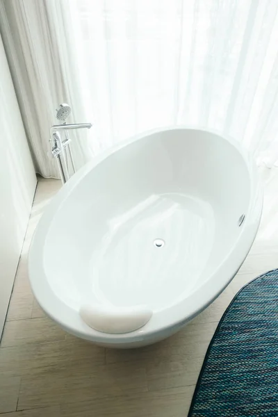 Bella vasca da bagno bianca di lusso — Foto Stock