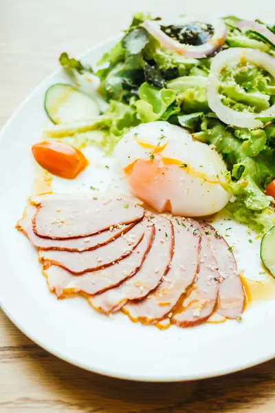 Утка грудное мясо с овощным салатом — стоковое фото
