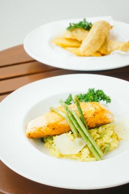 Izgara somon filetosu.