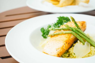 Izgara somon filetosu.