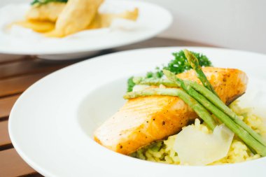 Izgara somon filetosu.