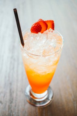 Buzlu meyve punch suyu cam