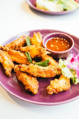 Kızarmış tavuk kanadı.