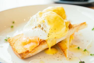 Kahvaltı için füme somon yumurta benedict