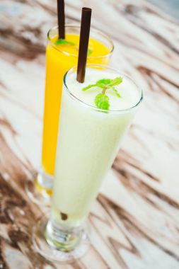 buzlu yeşil karışık meyve güler yüzlü