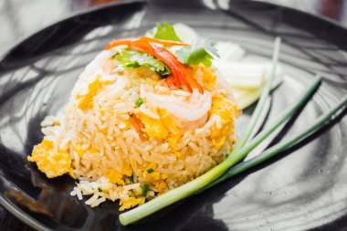 Kızarmış pilav üstüne karides ile