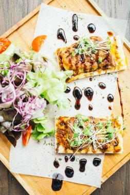 Kaz ciğeri üstünde tepe-in ekmek sos ile