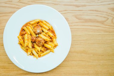 Köfte makarna sosu ile