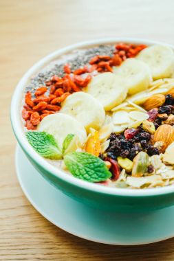 Müsli ve granola karışık meyve