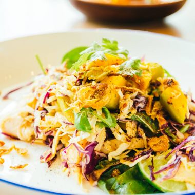 Kızarmış tavuk ve sebze salatası. 