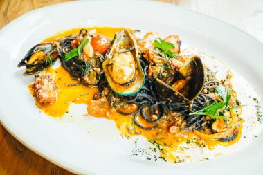 Siyah spagetti ve makarna midye ve kalamar ile