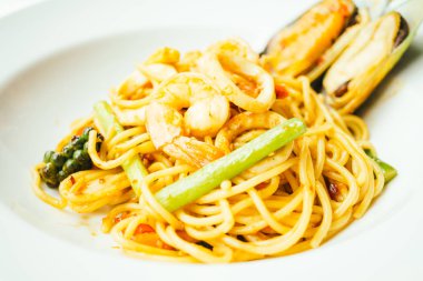 Spagetti ve makarna Baharatlı deniz ürünleri