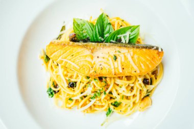 Spagetti ve somon fileto etli makarna