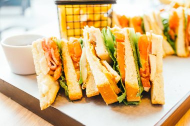 Tavuklu sandviç ve sebze 