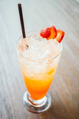 Buzlu meyve punch suyu cam