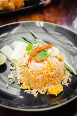 Kızarmış pilav üstüne karides ile