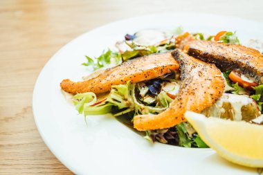 Izgara somon fileto etli sebze salatası