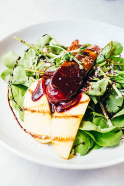 Sebze salatası ile kaz ciğeri