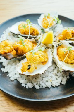 Soslu kızarmış istiridye kabuğu