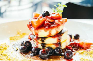 Karışık berry meyve beyaz plaka ile Pancakes