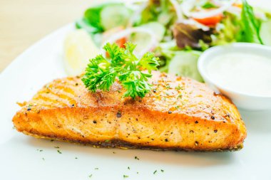 Izgara somon filetosu.