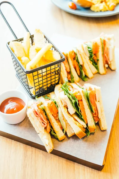 チキン ・ サンドイッチと野菜 — ストック写真