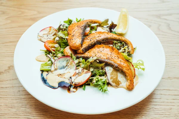 Izgara somon fileto etli sebze salatası