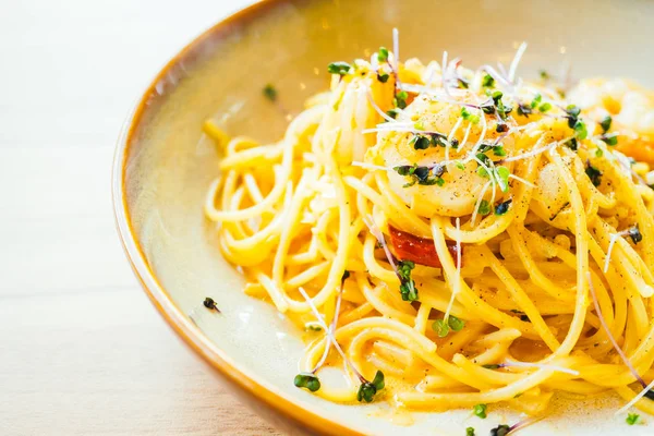 Spagetti ve makarna karides ve sos ile