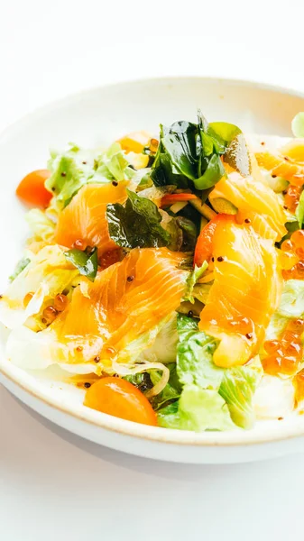 Çiğ taze somon et sashimi sebze salatası ile