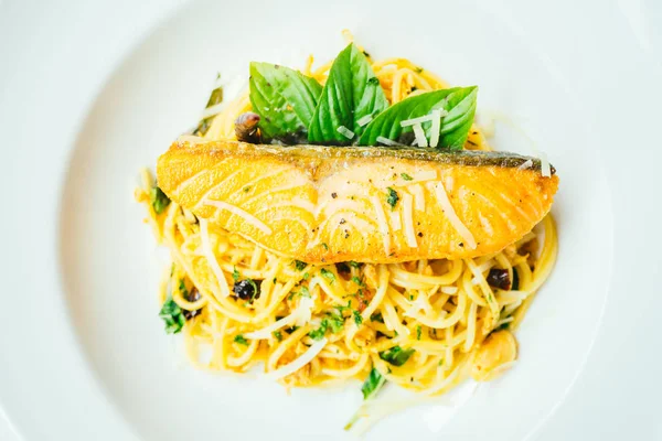 Spagetti ve somon fileto etli makarna