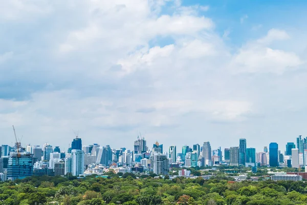 Beautiful office building tower and architecture in bangkok city — Stock Photo, Image