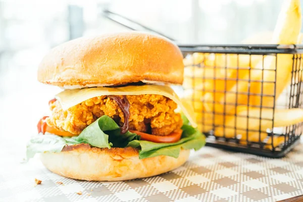 Kızarmış tavuk hamburger 