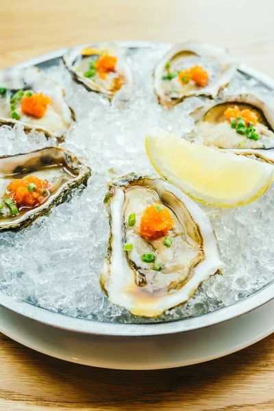 Guscio di ostrica crudo e fresco con limone — Foto Stock