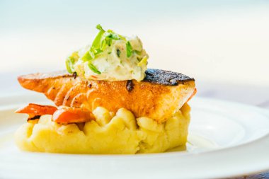 Izgara somon filetosu.