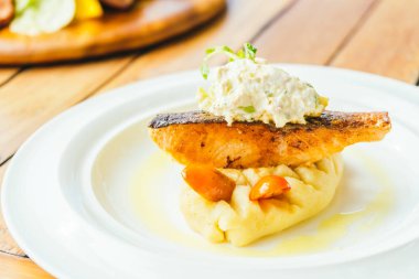 Izgara somon filetosu.