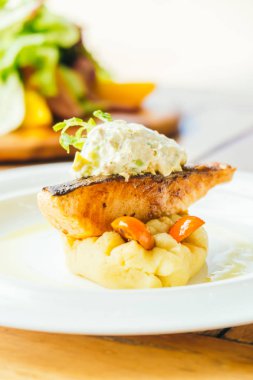 Izgara somon filetosu.