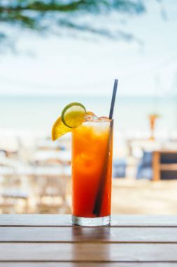 Buzlu kokteyller cam içme