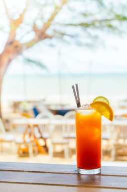 Buzlu kokteyller cam içme