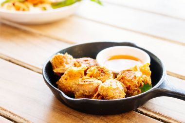 Derin kızarmış Yengeç rulo