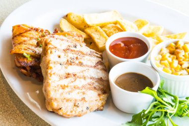 Domuz eti ve tavuk biftek