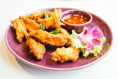 Kızarmış tavuk kanadı.