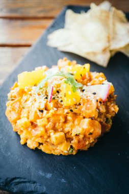 Çiğ taze somon et çiğ siyah plaka