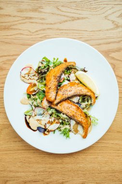 Izgara somon fileto etli sebze salatası