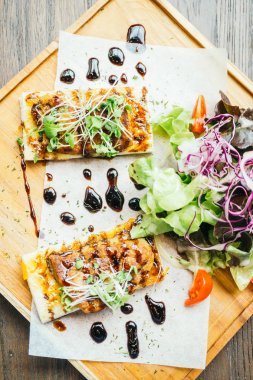 Kaz ciğeri üstünde tepe-in ekmek sos ile