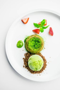 Yeşil çay çikolata lav dondurma ve çilek ile