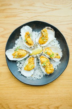 Soslu kızarmış istiridye kabuğu