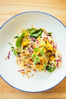 Kızarmış tavuk ve sebze salatası. 