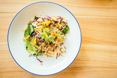 Kızarmış tavuk ve sebze salatası. 