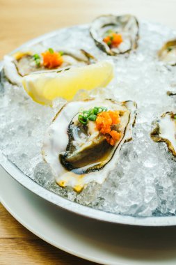 Ham ve taze istiridye kabuğu limon ile